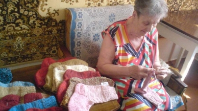 Старенька черкащанка сплела сотню шкарпеток для українських солдат