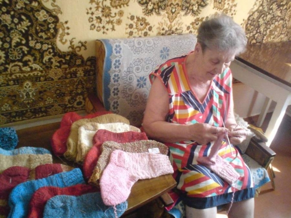 Старенька черкащанка сплела сотню шкарпеток для українських солдат