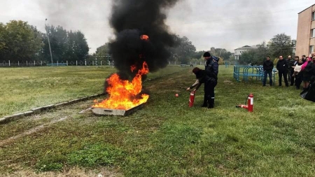 Директори шкіл Монастирищини вчилися у рятувальників гасити пожежі