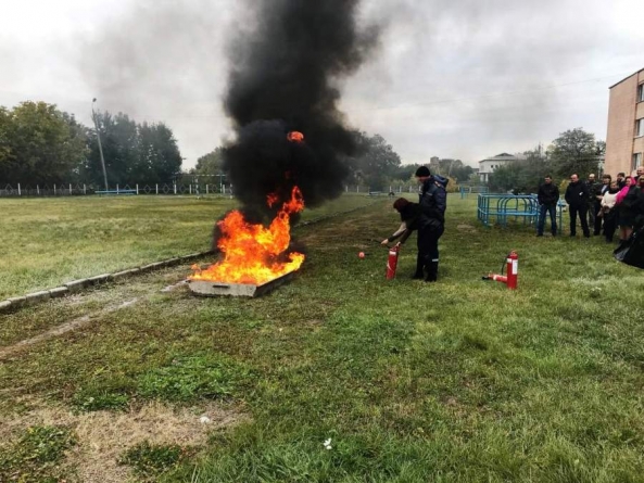 Директори шкіл Монастирищини вчилися у рятувальників гасити пожежі