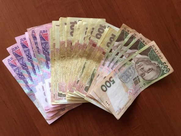 Чиновницю ЧДТУ затримано на хабарі в 12 тисяч гривень