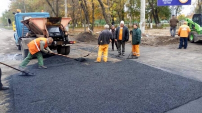 У Черкасах ремонтують дорожнє покриття на вулиці Симиренківській