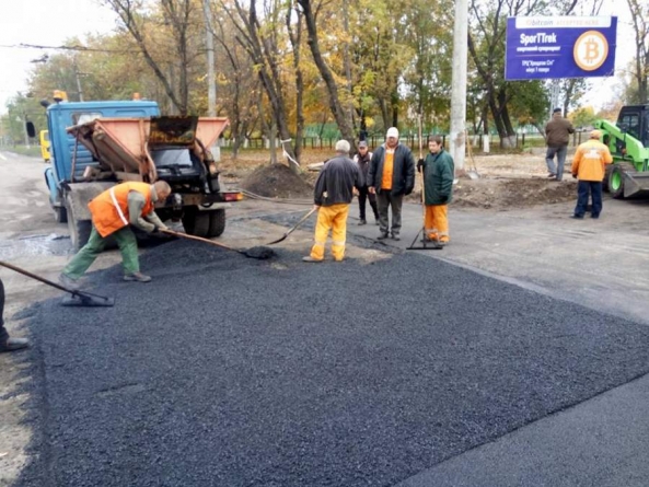У Черкасах ремонтують дорожнє покриття на вулиці Симиренківській