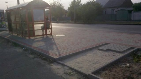Черкасці продовжують розбирати нову тротуарну плитку