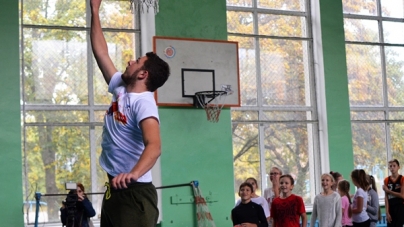 Баскетболісти «Черкаських Мавп» провели майстер-клас у Першій гімназії