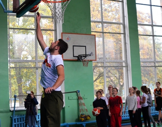 Баскетболісти «Черкаських Мавп» провели майстер-клас у Першій гімназії