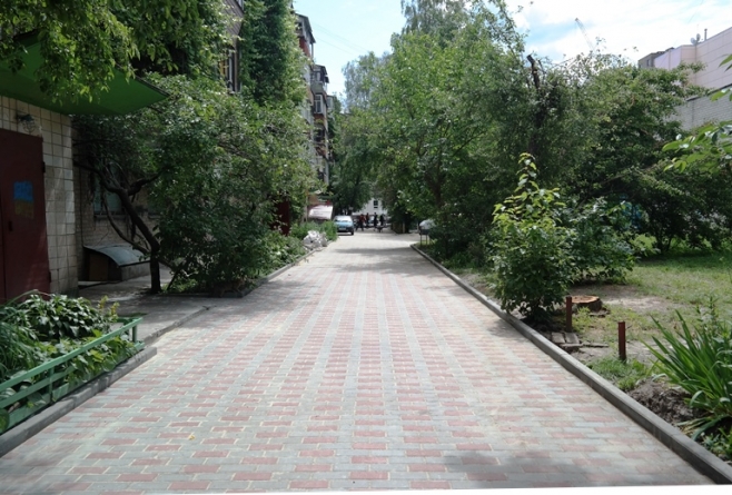 Депутати з’ясують хто вкладає тротуарну плитку в Черкасах і якої вона якості
