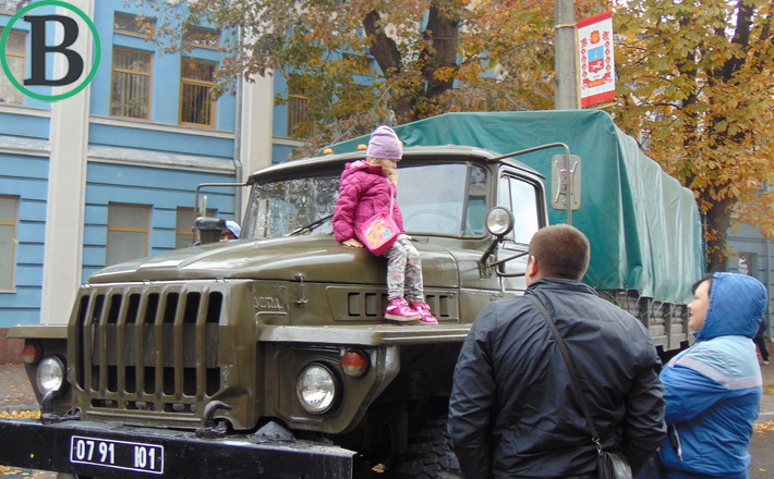У Черкасах на вулиці Хрещатик пройшла виставка військової техніки