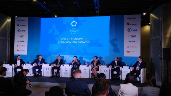 На Київському міжнародному економічному форумі очільник Черкащини говорив про децентралізацію лідерства