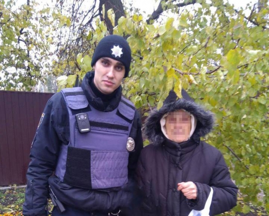Черкаські патрульні повернули додому 79-річну бабусю, яка загубилася