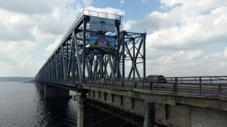 Завтра пропускне вікно на мосту відкриють на годину пізніше