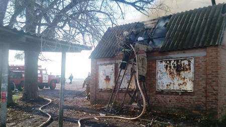 У Валяві на Городищині згоріла повітка через самозаймання тирси