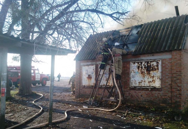 У Валяві на Городищині згоріла повітка через самозаймання тирси