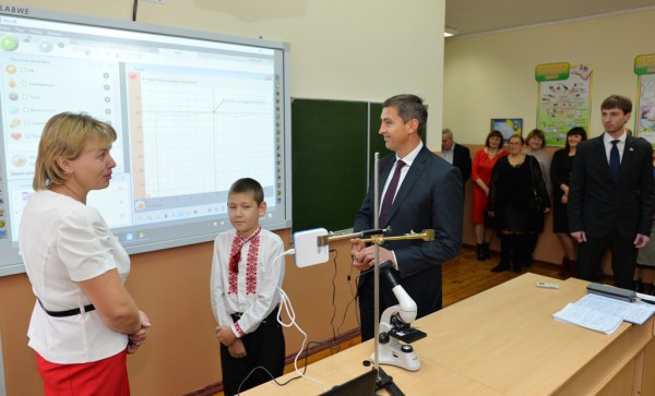 Драбівська школа-гімназія отримала обладнання для кабінетів хімії, біології  та фізики
