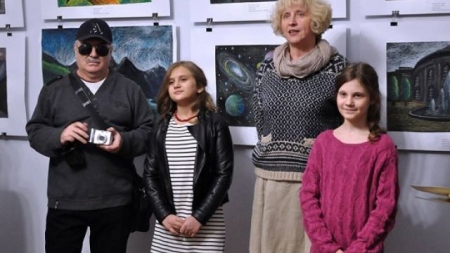 Юні художниці відкрили виставку власних малюнків у художньому музеї