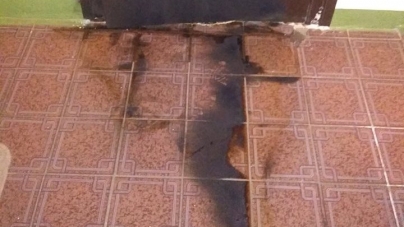 У черкаській багатоповерхівці загорілися вхідні двері квартири: наймовірніше – підпал