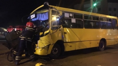 У Черкасах зіткнулись маршрутка та вантажівка: шість постраждалих