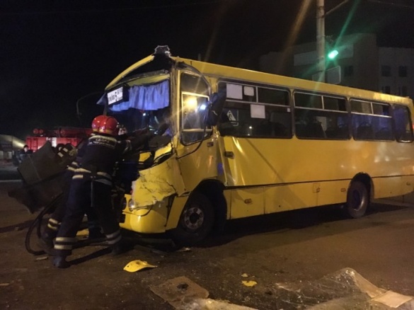 У Черкасах зіткнулись маршрутка та вантажівка: шість постраждалих