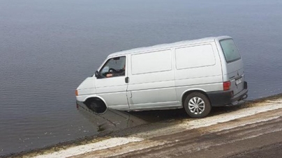 Нетверезий чоловік втопив свою автівку на черкаській дамбі