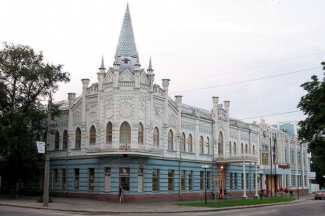 Продається візитівка Черкас – “блакитний палац” зі шпилем у центрі міста