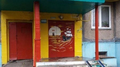 Мешканці будинку в Черкасах розмалювали квітами двері під’їздів