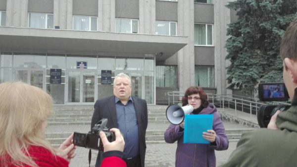 У Смілі мітингувальники “взяли в заручники” заступника мера та погрожують палити шини