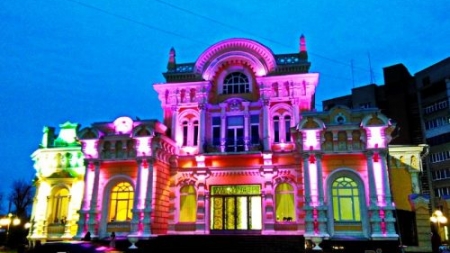 Палац одружень у Черкасах підсвітили фіолетовим кольором