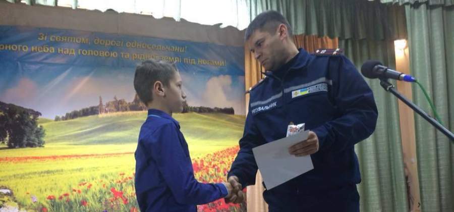 На Черкащині нагородили маленького героя, який врятував 3-річного малюка