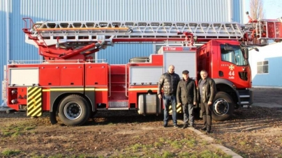 Черкаські рятувальники замовили особливу пожежну автоцистерну на гроші міської влади