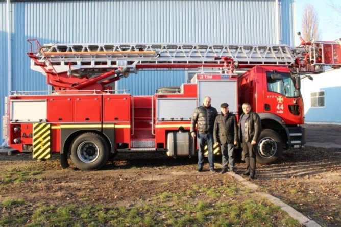 Черкаські рятувальники замовили особливу пожежну автоцистерну на гроші міської влади