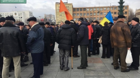 Під Черкаською ОДА мітингують військові пенсіонери