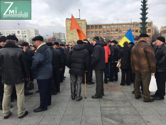 Під Черкаською ОДА мітингують військові пенсіонери
