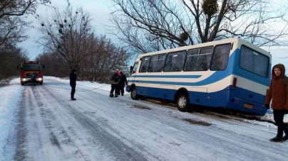 Автобус з 25 пасажирами на Канівщині опинився на узбіччі