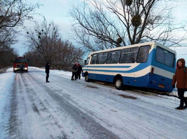 Автобус з 25 пасажирами на Канівщині опинився на узбіччі