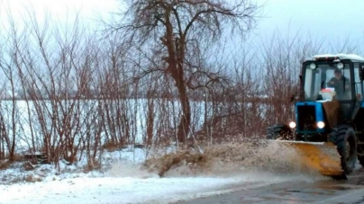 Понад 2100 тонн протиожеледної суміші висипали на дороги Черкащини