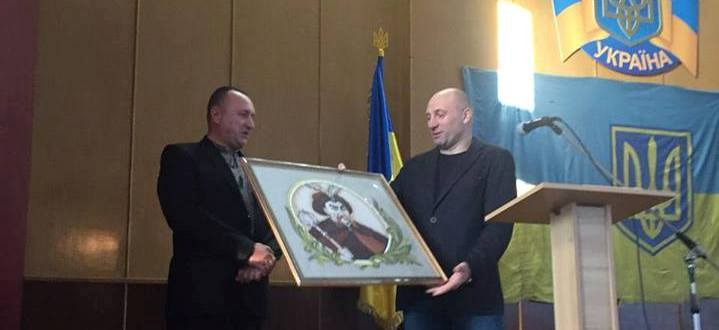 Міський голова Черкас отримав “козацький Оскар” з рук Василя Шкляра