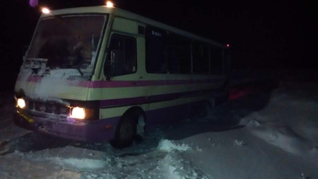 Черкаські рятувальники витягали з узбіч автобуси та вантажівки