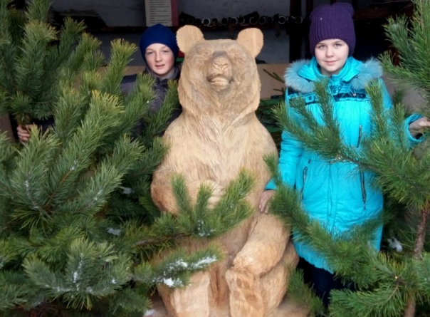 За перемогу в конкурсі на найкращий новорічний виріб учні шкільного лісництва отримали подарунки