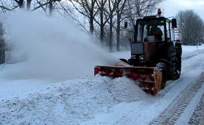 Комунальники працюють над розчисткою міста від снігу ще з учора