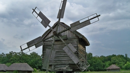 На Шполянщині реставрують старовинний вітряк