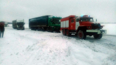 Біля Жашкова утворився затор із вантажних автомобілів