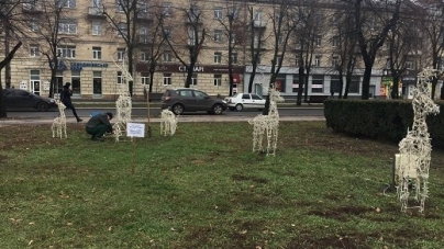У центрі Черкас почали встановлювати оленів та сніговиків