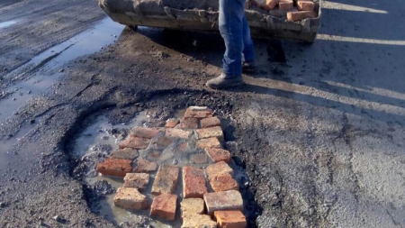 Жителі села на Смілянщині взялися власноруч ремонтувати дорогу