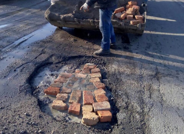 Жителі села на Смілянщині взялися власноруч ремонтувати дорогу