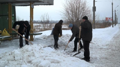 Міський голова вивів чиновників міськради на прибирання снігу