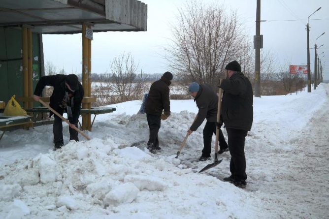 Міський голова вивів чиновників міськради на прибирання снігу