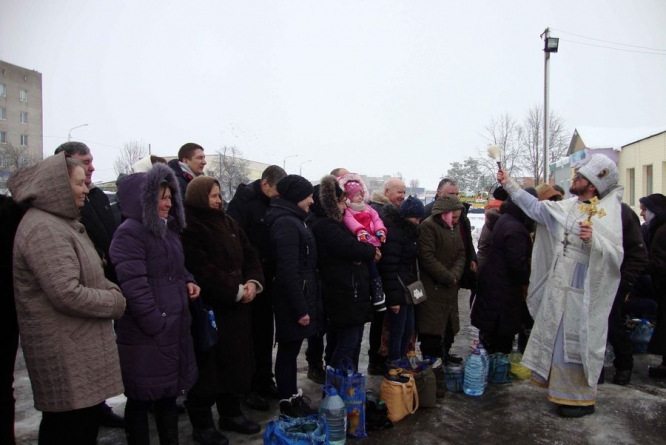 Купання та освячення води: як у Чорнобаї святкували Водохреще (Фото)