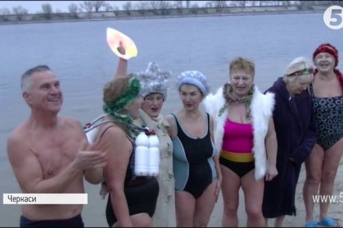 Черкаські пенсіонери розпочали 2018 рік з купання