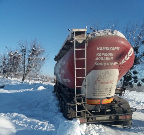 Дві вантажівки з’їхали в кювет через ожеледь на дорогах