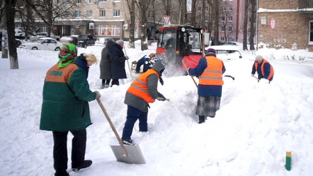Цілодобове прибирання снігу триває у Черкасах